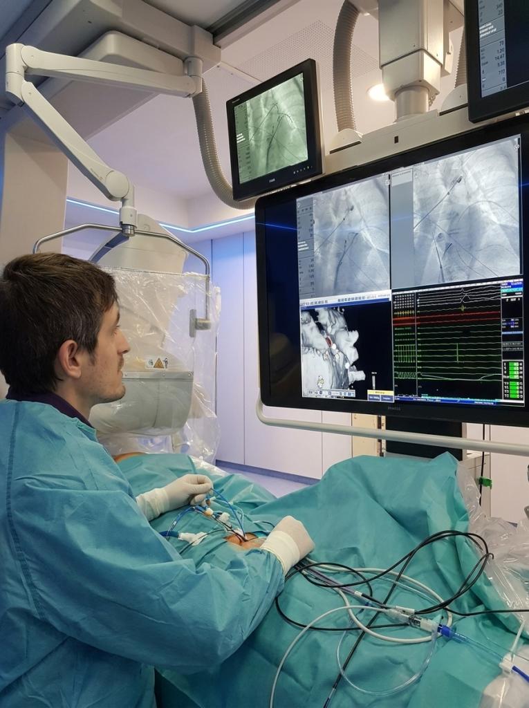 El Dr. Felipe Bisbal Van Bylen realiza un procedimiento de electrofisiología cardíaca.jpg