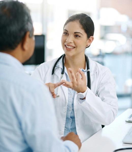 Una cardióloga respondiendo preguntas de una paciente