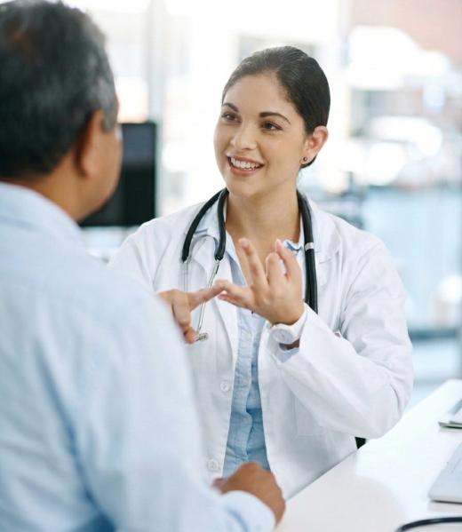 Una cardióloga respondiendo preguntas de una paciente